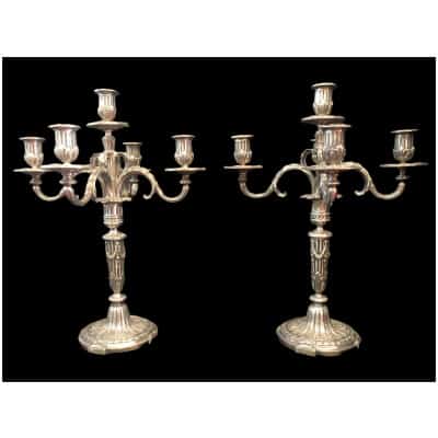 Paire de candélabres à cinq feux en bronze ciselé et argenté à décor de cannelures rudentées, guirlandes, feuillages. 3