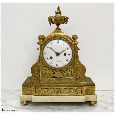 Pendule Louis XVI bronze doré au mercure et marbre blanc signée Debay Paris, mouvement avec suspension à fil de soie, aiguilles ajourées, haut. 36.5 cm (Fin XVIIIe)