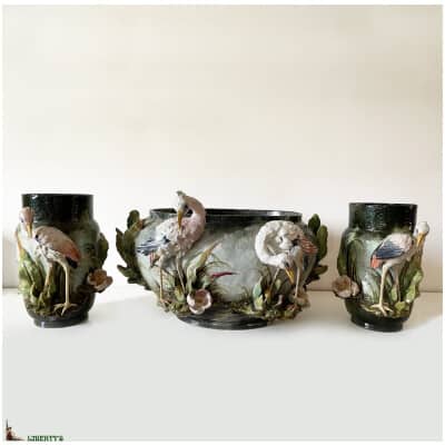 Garniture barbotine de Montigny sur Loing à décor de cigognes, jardinière 51 cm x 45 cm x haut 31 cm et paire de vases haut. 29 cm