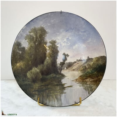 Plat porcelaine lenticulaire peint avec paysage, signé S. Salogs, diam. 37 cm, (Deb XXe)
