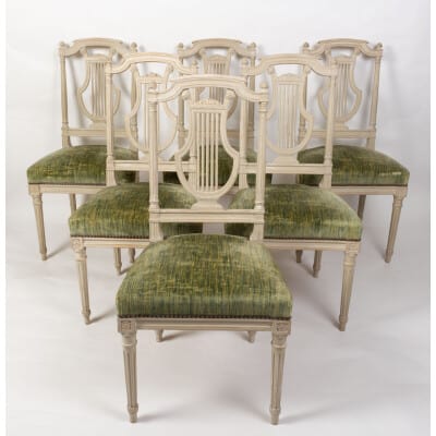 Série de 12 chaises de style Louis XVI. Modèle Lyre, fin XIXème
