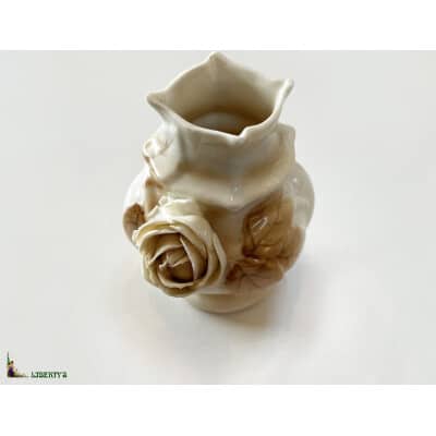 Vase porcelaine de Rudolstald avec rose, haut. 9 cm (Fin XIXe)