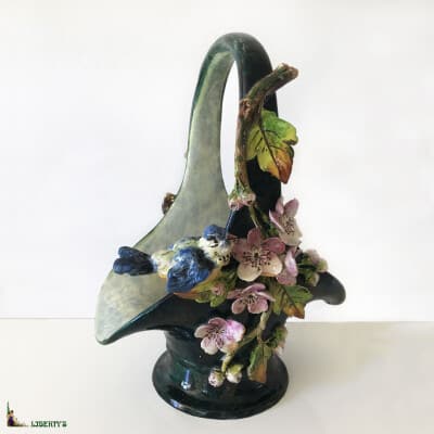 Panier barbotine Art-Nouveau avec oiseau et fleurs, haut. 30 cm (Fin XIXe)