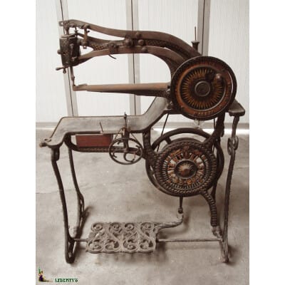 Machine à coudre pour le cuir Patent Elastic No 10405, 115 cm x 50 cm x haut. 84 cm (1837)