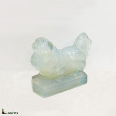 Sujet pekinois en verre opalescent de Sabino, larg. 9 cm (Mi XXe)