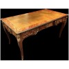 Bureau plat ancien de style Louis XV en bois de rose ouvrant par trois tiroirs travail du XXème siècle 44