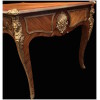 Bureau plat ancien de style Louis XV en bois de rose ouvrant par trois tiroirs travail du XXème siècle 31