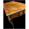 Bureau plat ancien de style Louis XV en bois de rose ouvrant par trois tiroirs travail du XXème siècle 26