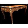 Bureau plat ancien de style Louis XV en bois de rose ouvrant par trois tiroirs travail du XXème siècle 40