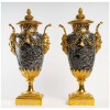 Paire de vases en marbre et monture en bronze doré. XIX ème siècle. 14