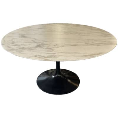 Eero Saarinen pour Knoll : Table Saarinen en marbre Calacatta Oro vernis mat- ronde 151 cm