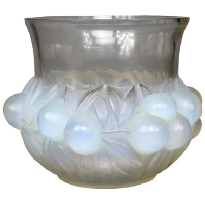 René Lalique : Vase “Prunes” Opalescent