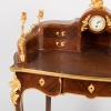 Bureau de Dame à l’horloge en marqueterie de bois précieux et en bronze doré, XIXe 24