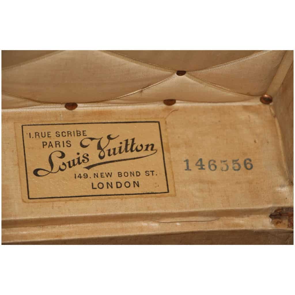 Old Louis Vuitton trunk 75 cm from the 1920s - Les Puces de Paris Saint-Ouen