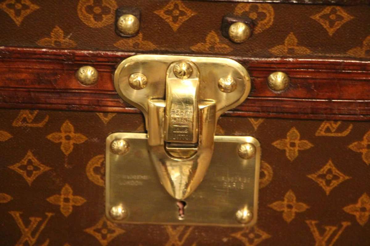 Old Louis Vuitton trunk 75 cm from the 1920s - Les Puces de Paris Saint-Ouen