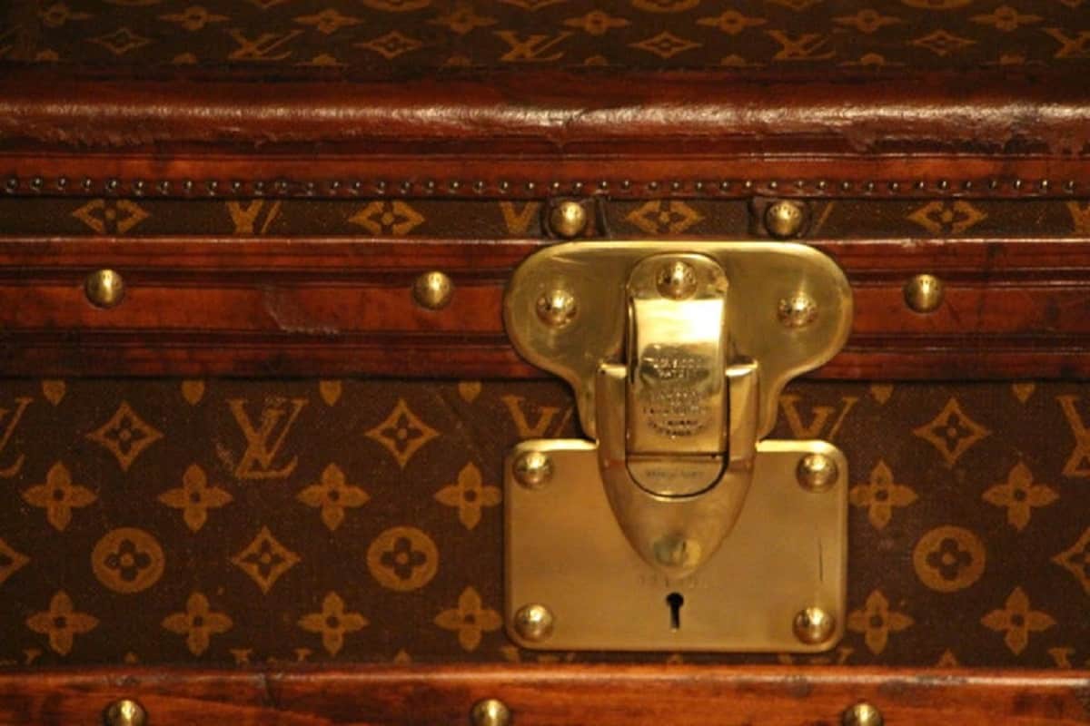 Louis Vuitton trunk from the 1920s in stencil monogram, Louis