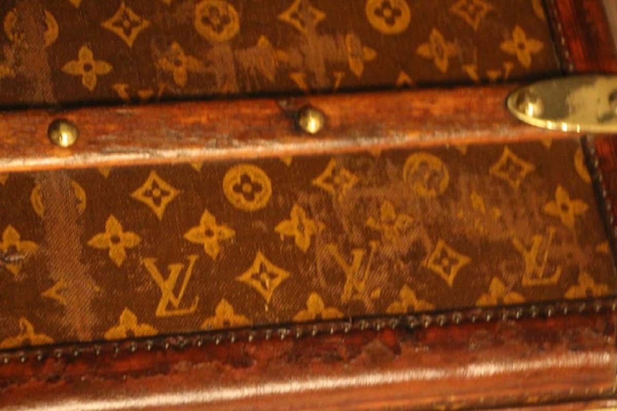 Louis Vuitton trunk from the 1920s in stencil monogram, Louis Vuitton trunk  - Les Puces de Paris Saint-Ouen