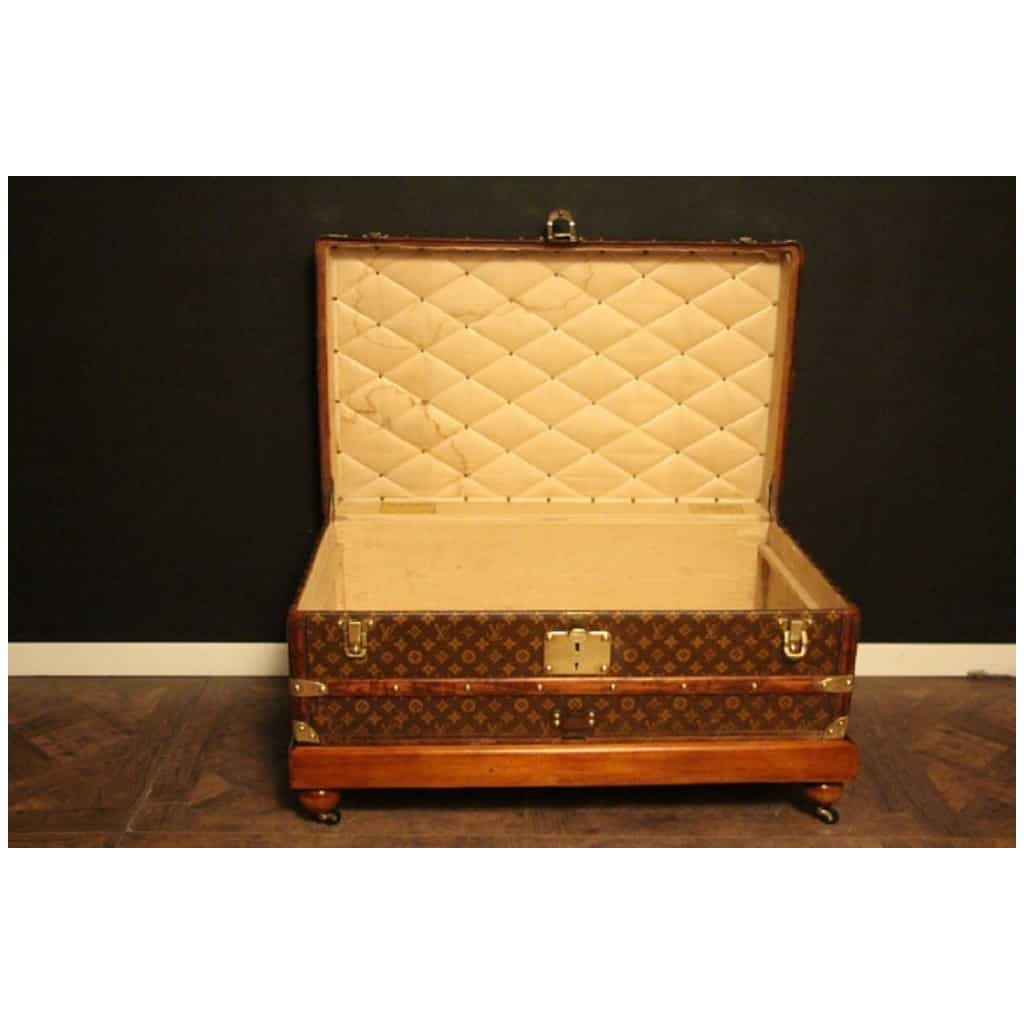 Louis Vuitton trunk from the 1920s in stencil monogram, Louis