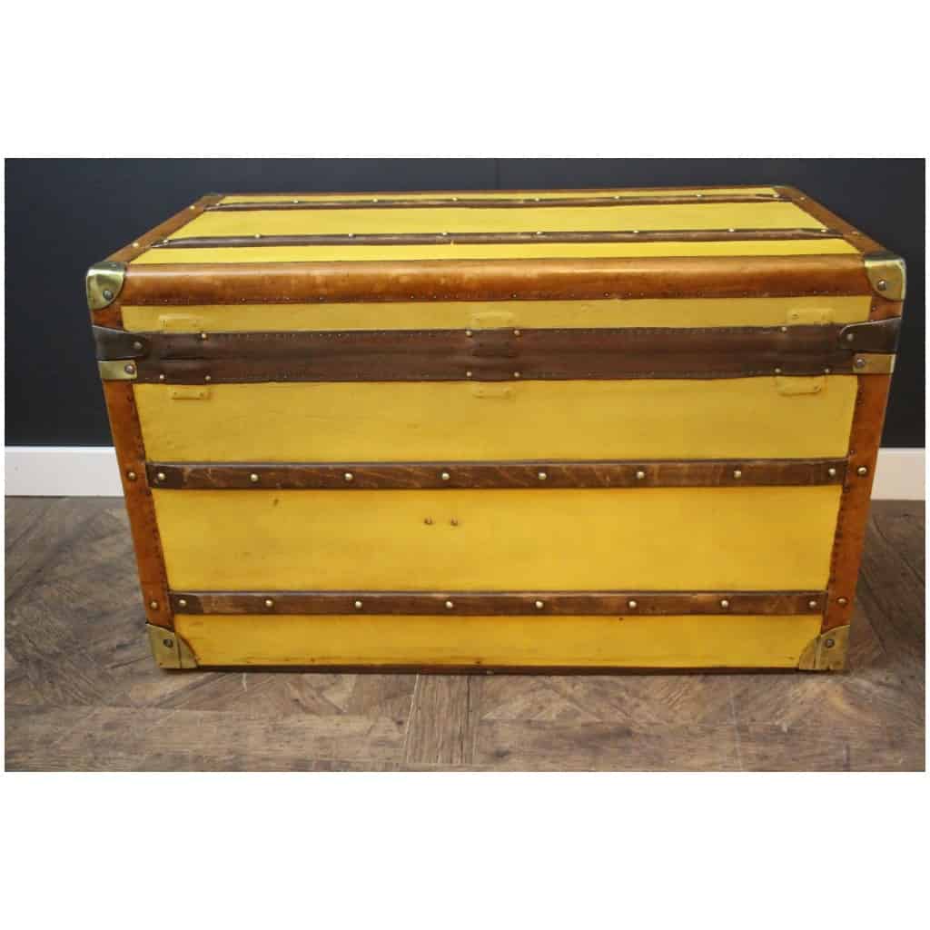 Lot - An exceptional 1920s Moynat leather travelling trunk with brass  mounts, decorated with the hand-painted typical 'M'-pattern, monogrammed  E.F., marked 'Malles Moynat, Paris', H 107 - W 57 - D 50 cm