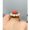 Bague Or Jaune 18 Carat, Cabochon Corail Beau Rouge Diamants Opales 23