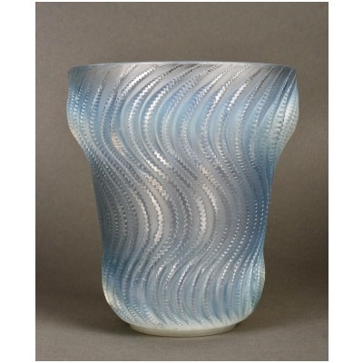 1934 René Lalique – Vase Actinia Verre Opalescent Patiné Bleu 3