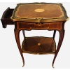 Table volante de forme chantournée à décor marqueté d’un motif rayonnant Style Louis XV 11