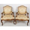 Paire de fauteuils Louis XV en noyer. XVIIIème siècle. 20