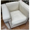 Paire de fauteuils en cuir couleur ivoire LC2 30