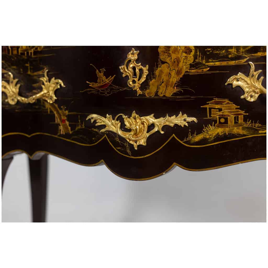 Paire de commodes de style Louis XV en laque et bronze. Années 1950. 17