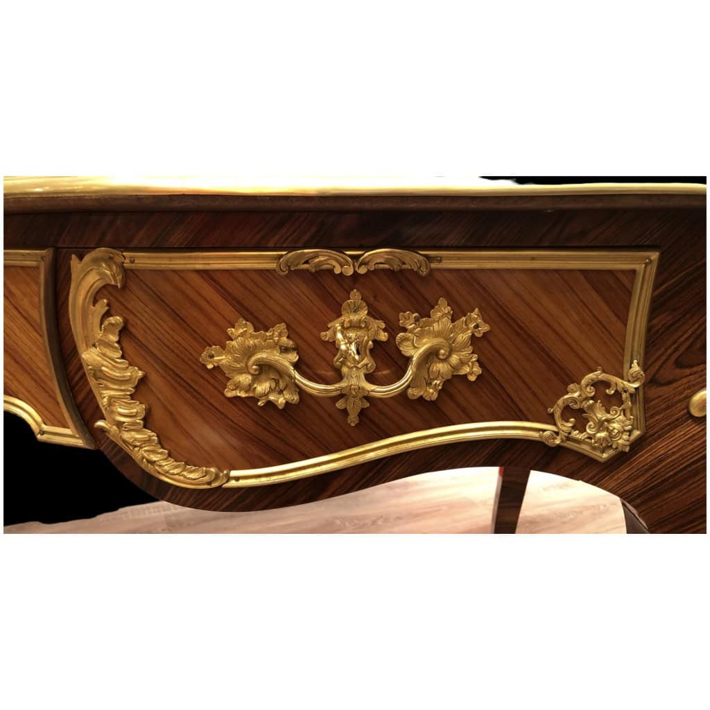 Bureau Plat signé Dissidi de Style Louis XV En Placage De Bois De Rose Et Bois De Violette ouvrant par trois tiroirs 12