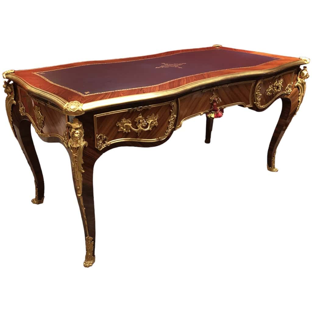Bureau Plat signé Dissidi de Style Louis XV En Placage De Bois De Rose Et Bois De Violette ouvrant par trois tiroirs 4