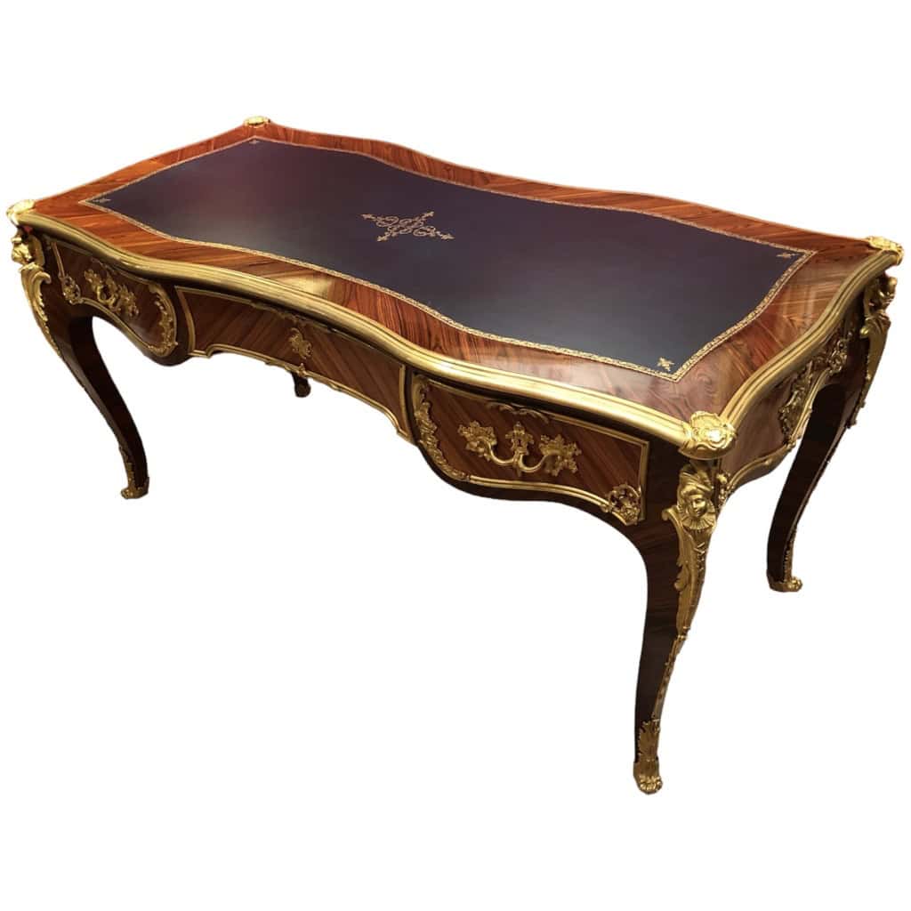 Bureau Plat signé Dissidi de Style Louis XV En Placage De Bois De Rose Et Bois De Violette ouvrant par trois tiroirs 10