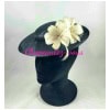 Chapeau – Mini capeline en sisal noir ornée de fleurs gris beige en plumes d’oie – Hat 5