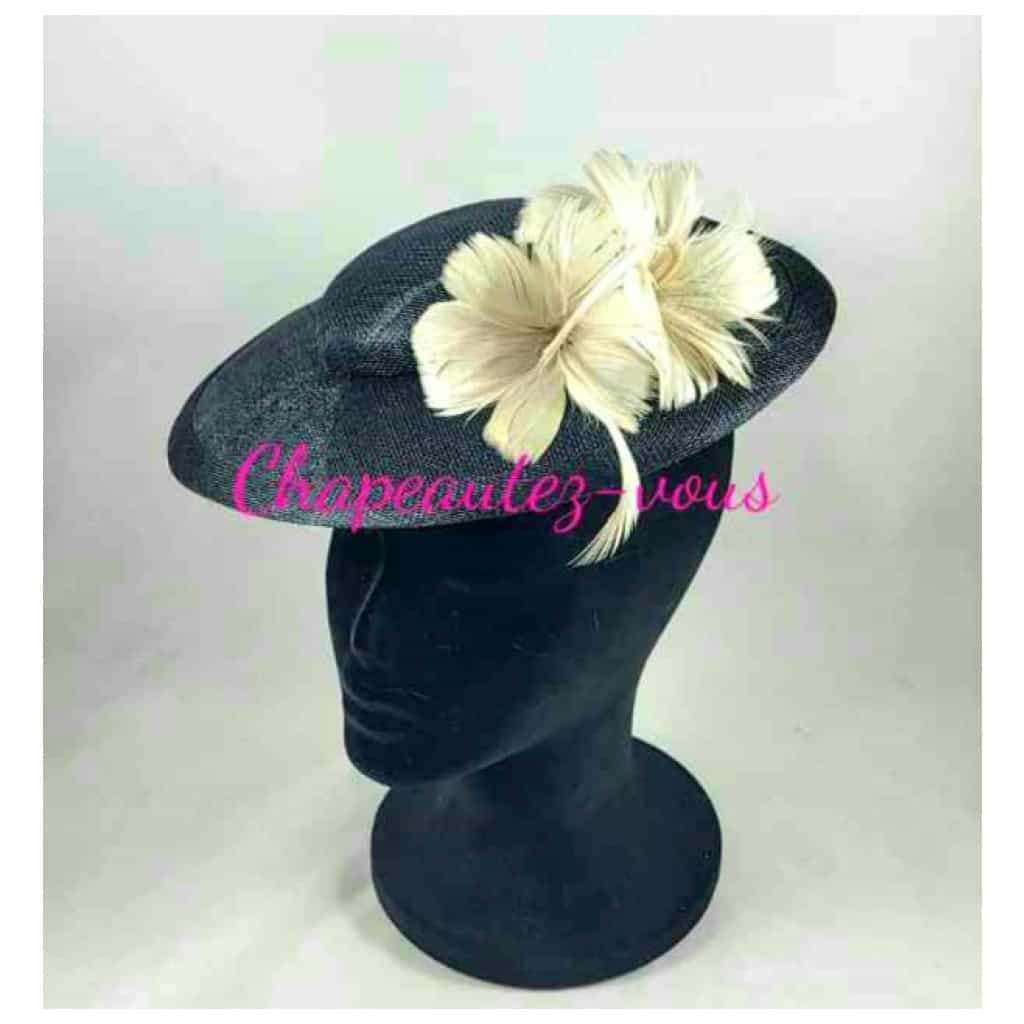 Chapeau – Mini capeline en sisal noir ornée de fleurs gris beige en plumes d’oie – Hat 3