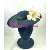Chapeau – Mini capeline en sisal noir ornée de fleurs gris beige en plumes d’oie – Hat 6