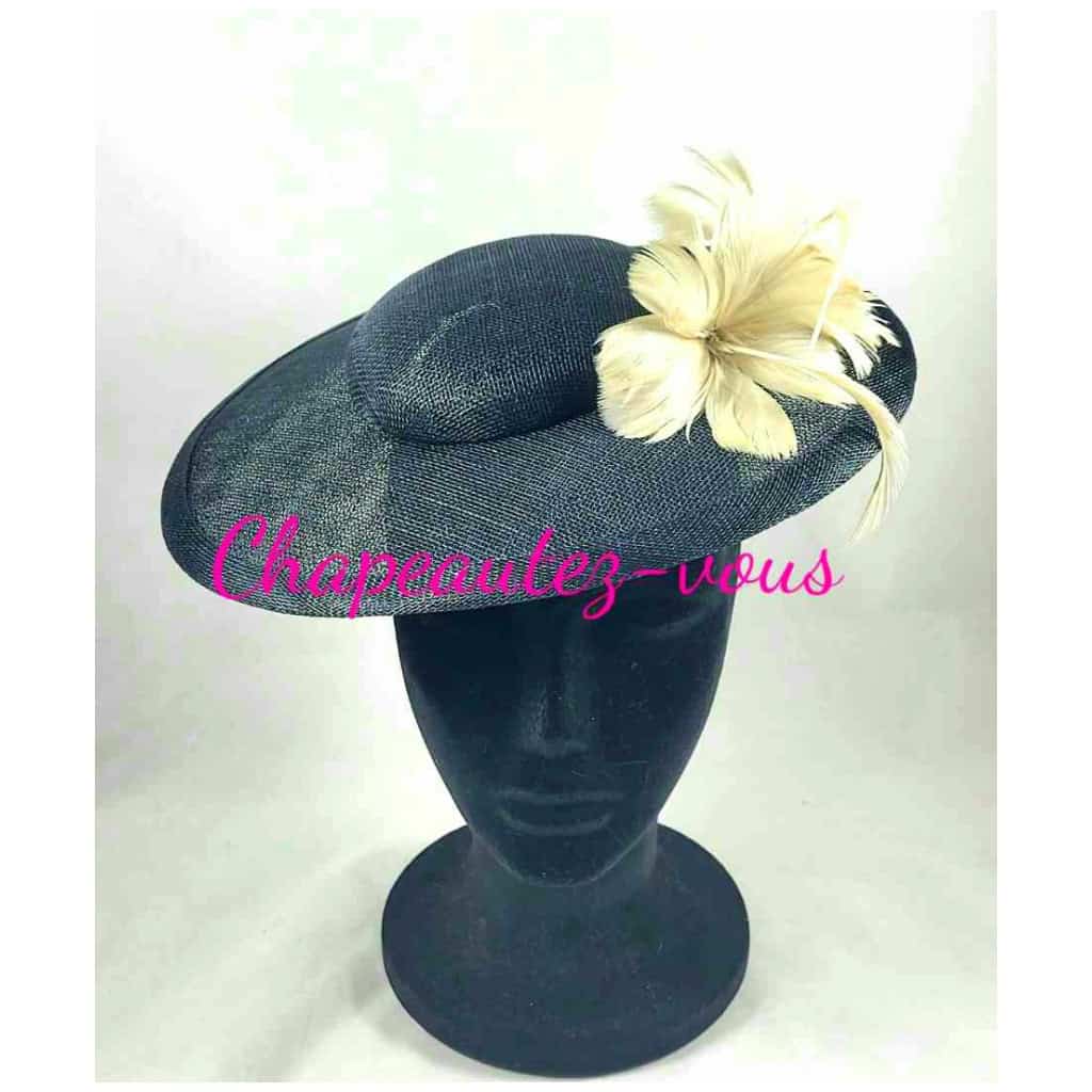 Chapeau – Mini capeline en sisal noir ornée de fleurs gris beige en plumes d’oie – Hat 4