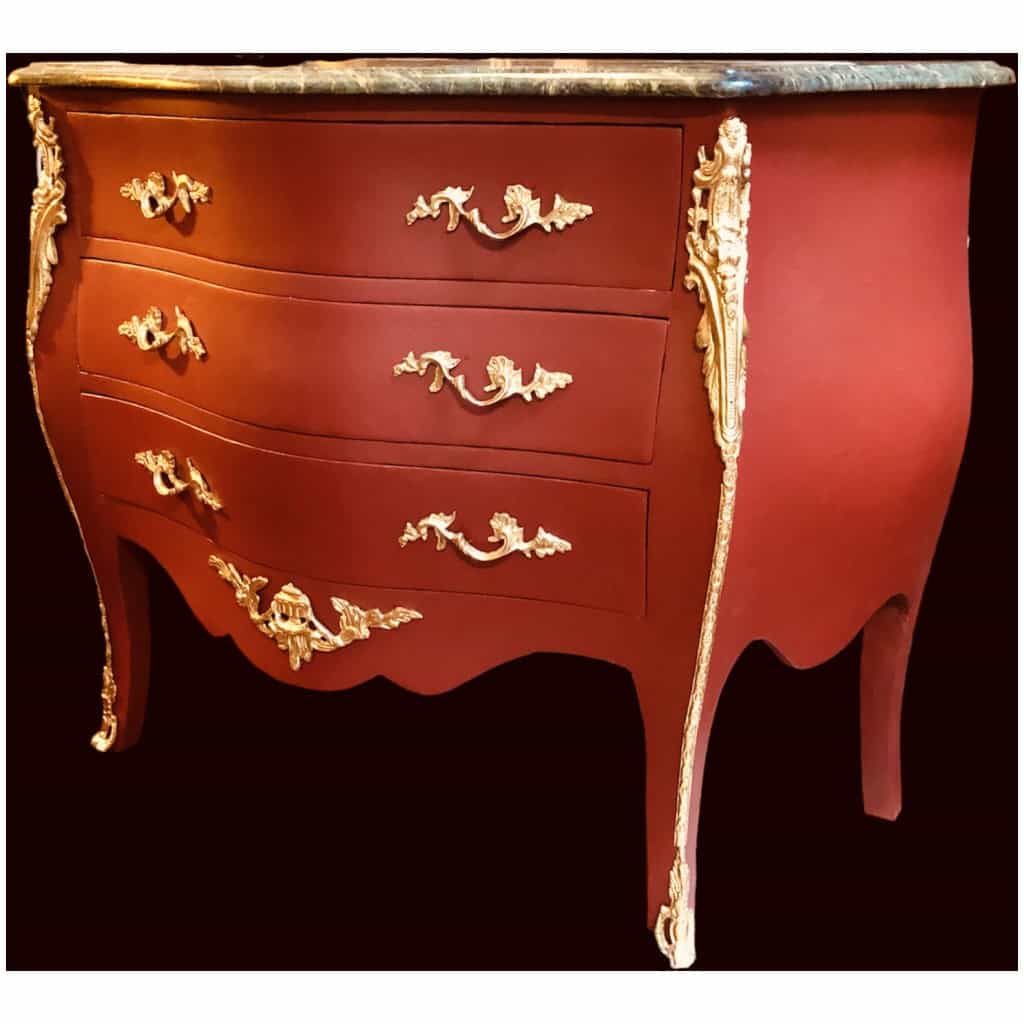 Commode de style Louis XV ouvrant par trois tiroirs en bois peint 3