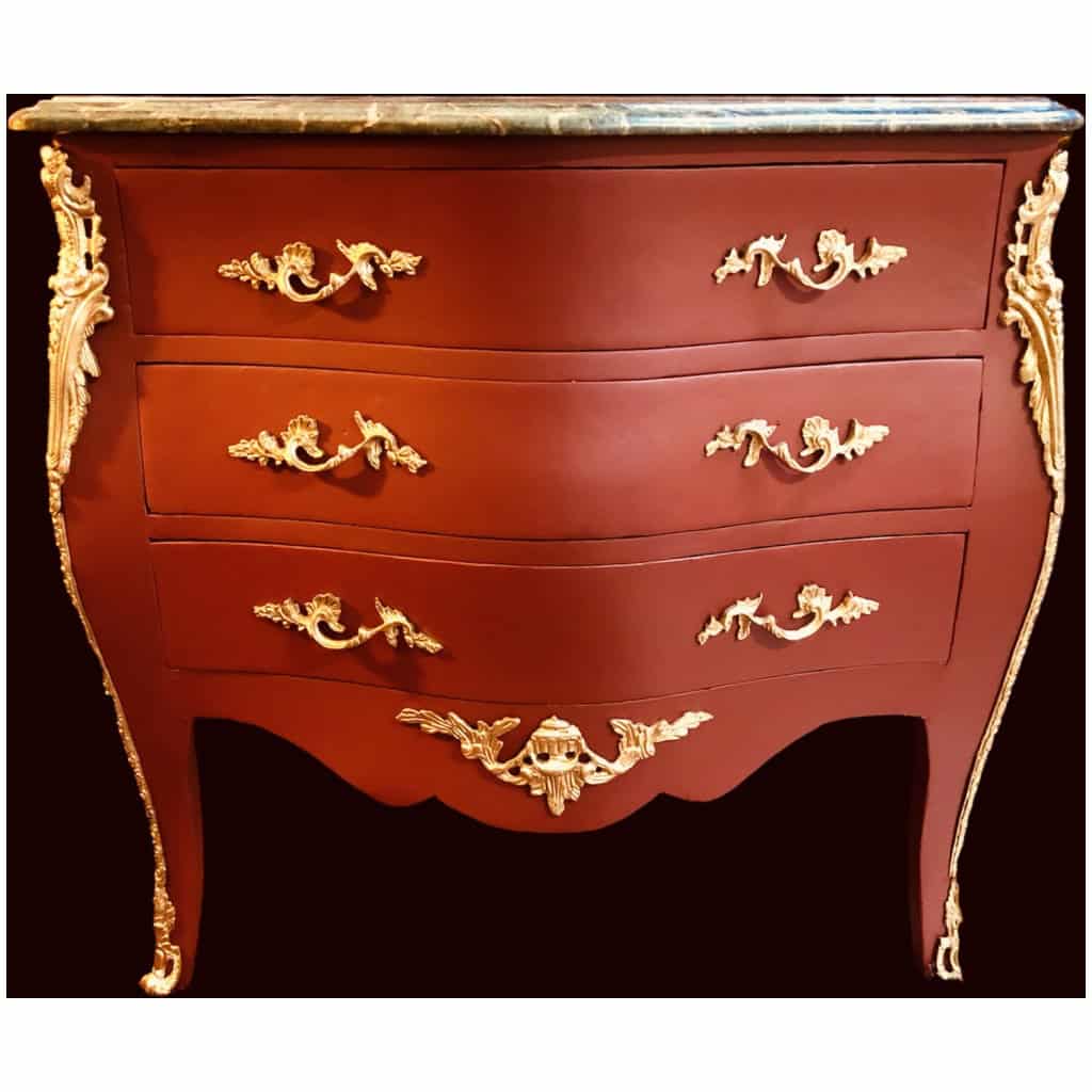 Commode de style Louis XV ouvrant par trois tiroirs en bois peint 4