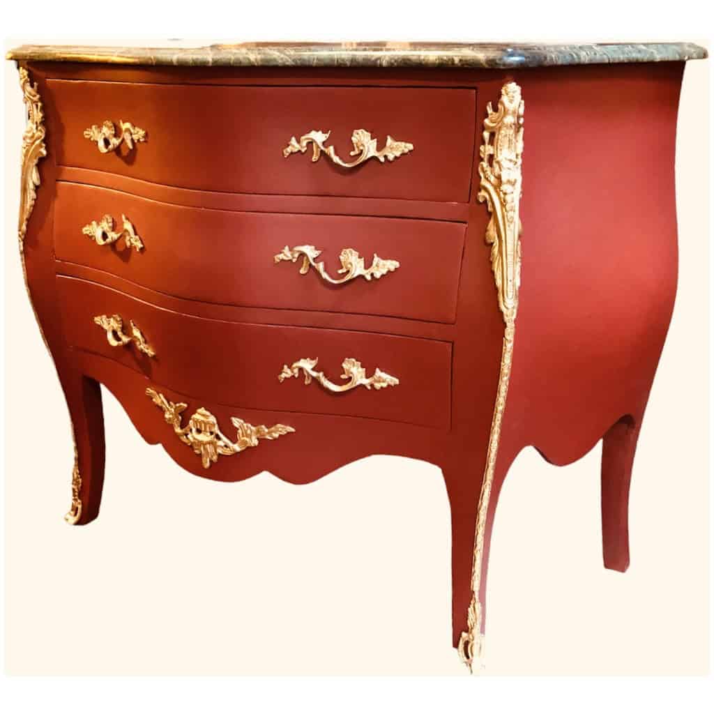 Commode de style Louis XV ouvrant par trois tiroirs en bois peint 11