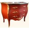 Commode de style Louis XV ouvrant par trois tiroirs en bois peint 23