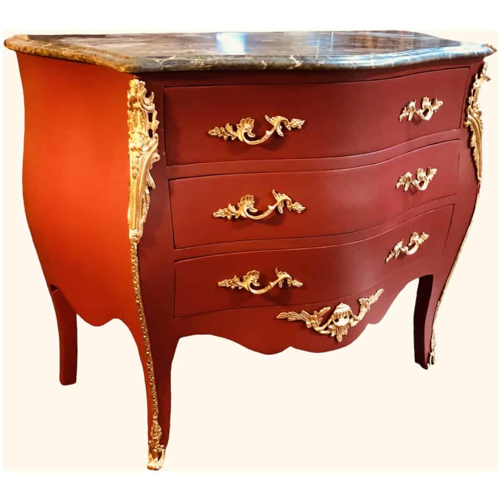 Commode de style Louis XV ouvrant par trois tiroirs en bois peint 12