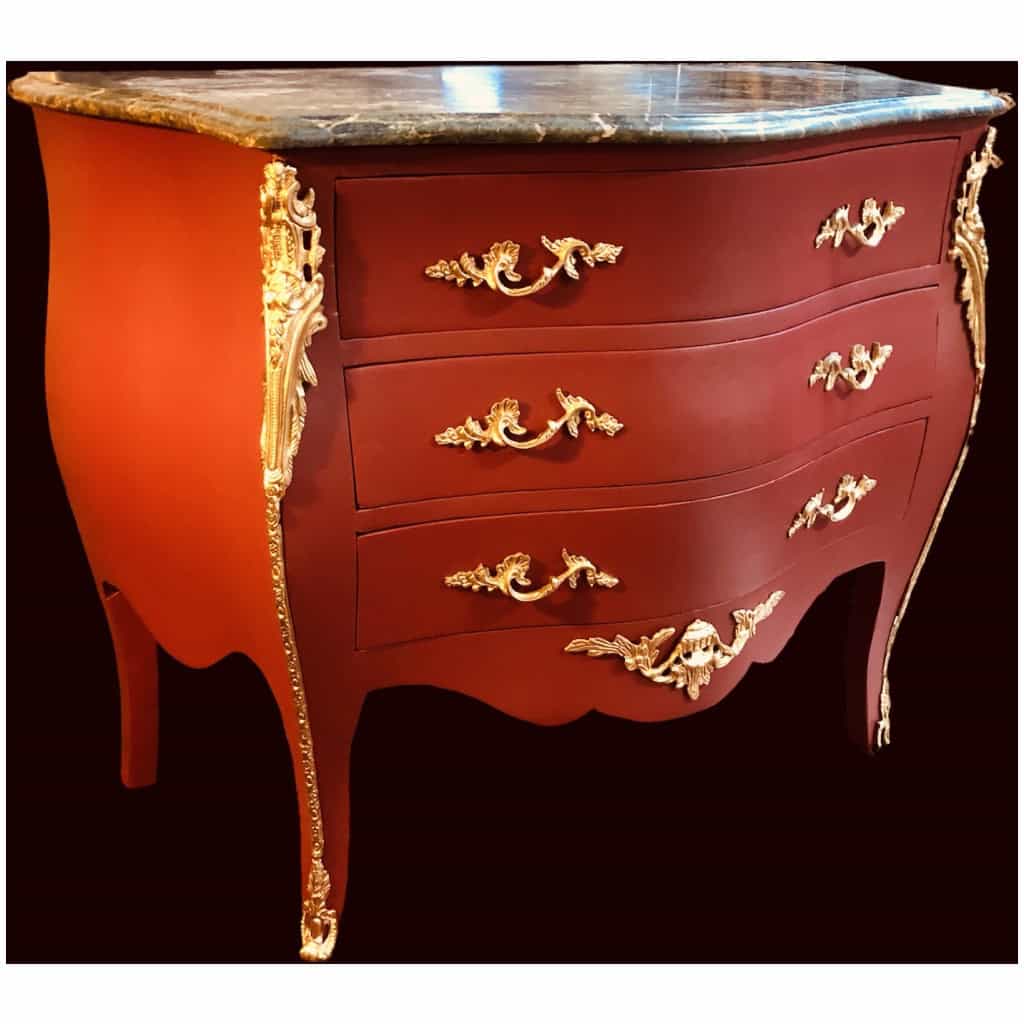 Commode de style Louis XV ouvrant par trois tiroirs en bois peint 13