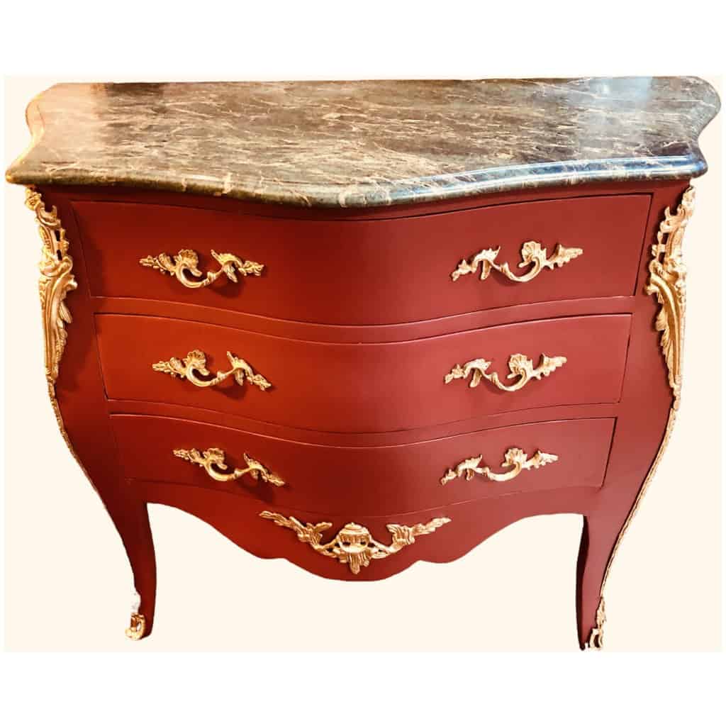 Commode de style Louis XV ouvrant par trois tiroirs en bois peint 9