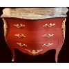 Commode de style Louis XV ouvrant par trois tiroirs en bois peint 19