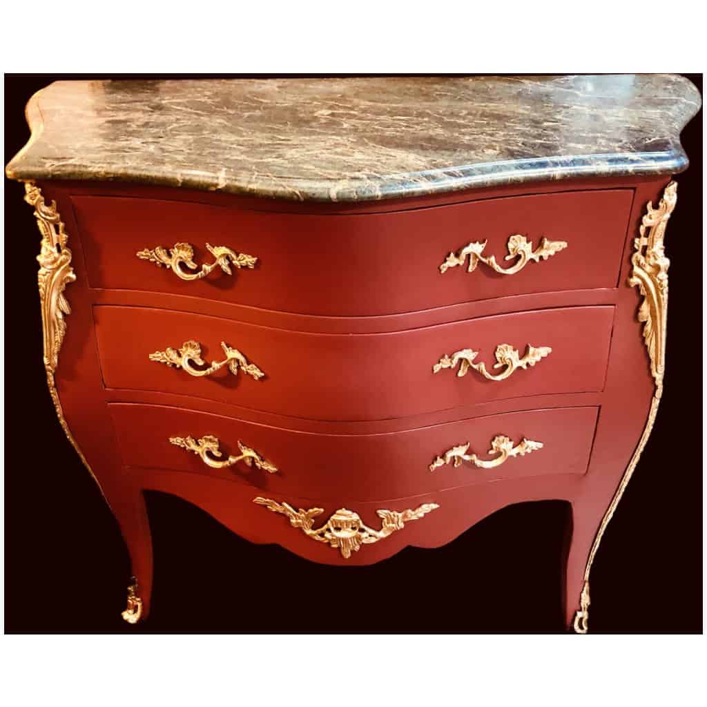 Commode de style Louis XV ouvrant par trois tiroirs en bois peint 8