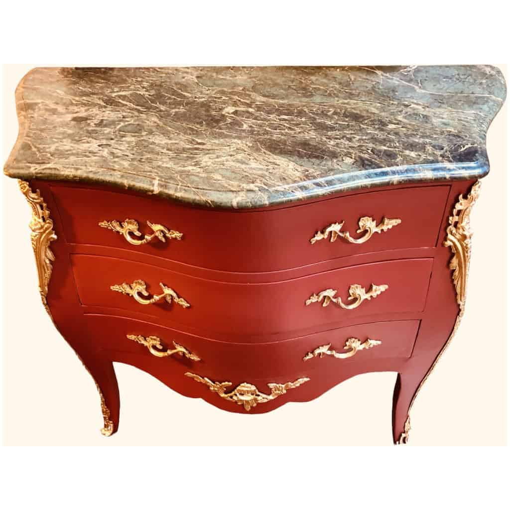 Commode de style Louis XV ouvrant par trois tiroirs en bois peint 7