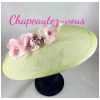 Chapeau Brigantia – capeline en sisal vert pâle ornée de fleurs en organza rose et d’un râchis vert pâle – Hat 6