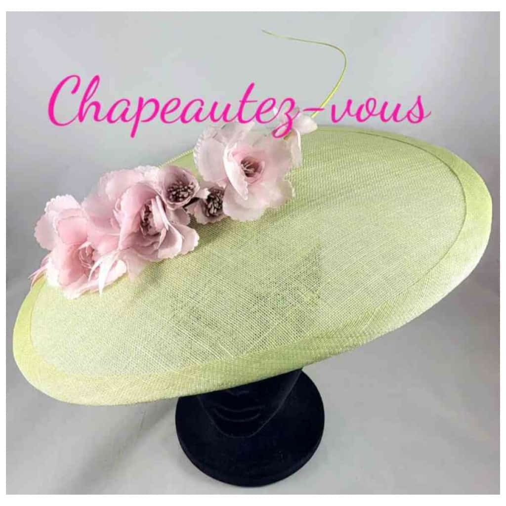 Chapeau Brigantia – capeline en sisal vert pâle ornée de fleurs en organza rose et d’un râchis vert pâle – Hat 4