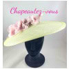 Chapeau Brigantia – capeline en sisal vert pâle ornée de fleurs en organza rose et d’un râchis vert pâle – Hat 5