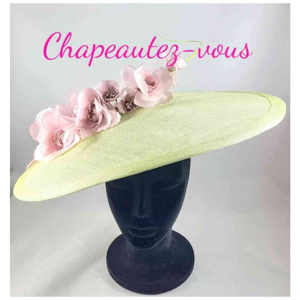 Chapeau Brigantia – capeline en sisal vert pâle ornée de fleurs en organza rose et d’un râchis vert pâle – Hat 3